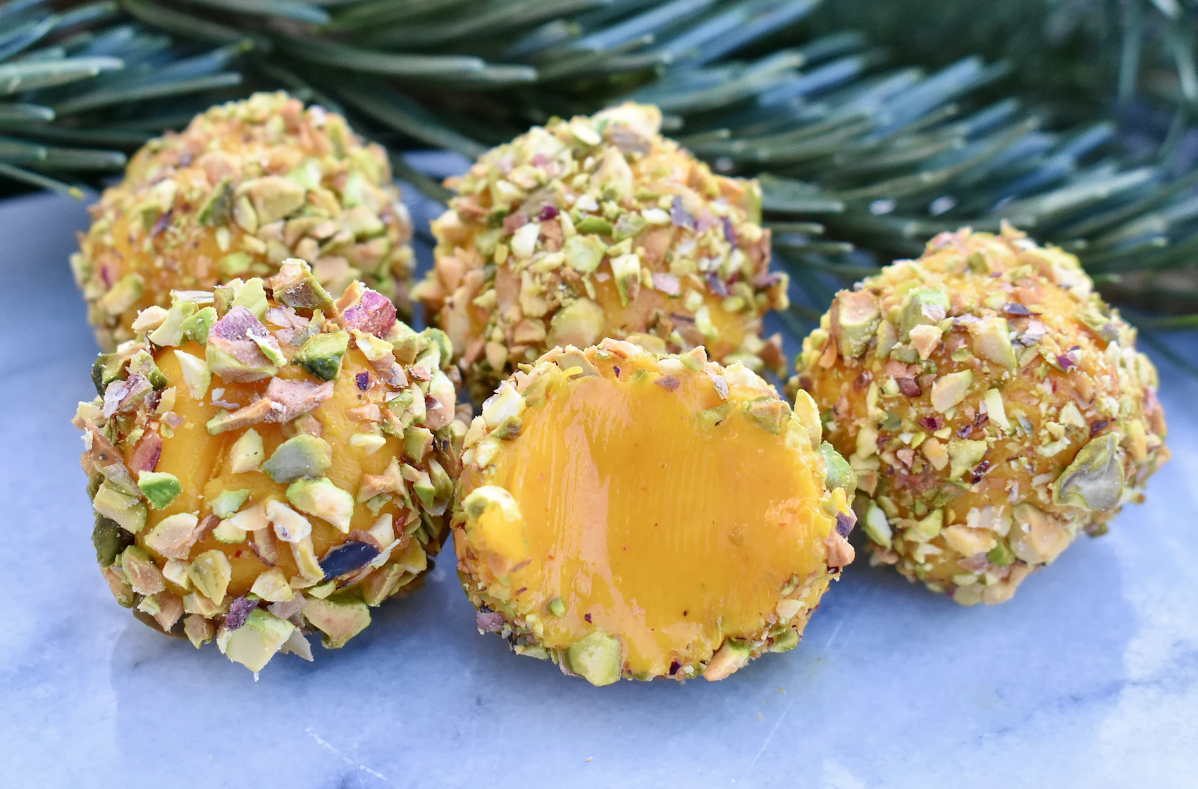 Saffranstryffel med pistage.webp